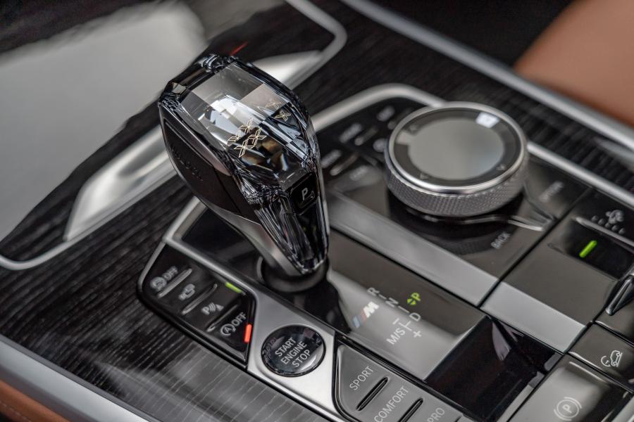 Детали интерьера BMW X7 M50i (G07) 2019 года  (NA) (фото 30 из 40)
